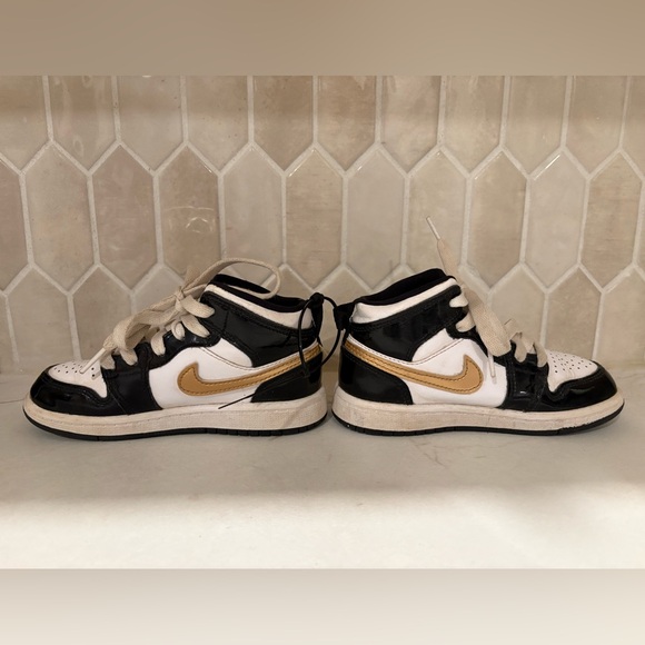 Air Jordan 1 Mid SE Black / Metallic Gold - White - Little Kid size 11 - Picture 4 of 9